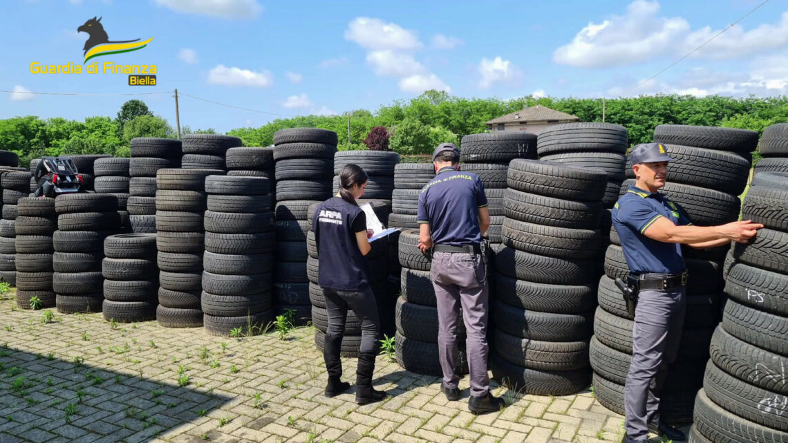 Biella, scoperta maxi discarica di pneumatici abbandonati Biella, scoperta maxi discarica di pneumatici abbandonati