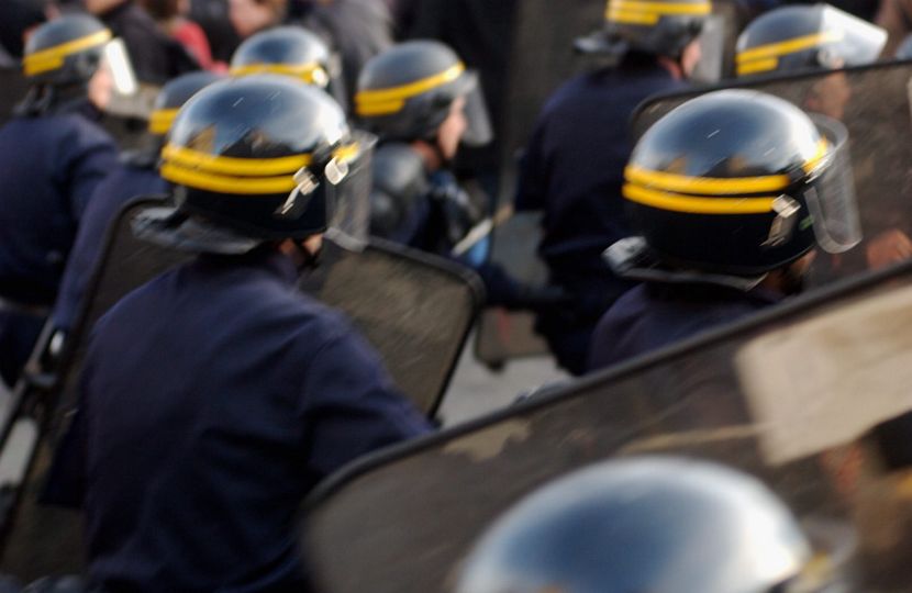 In Francia quinta notte di scontri, oltre 700 arresti In Francia quinta notte di scontri, oltre 700 arresti