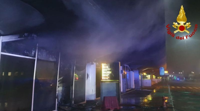 Dopo l’incendio l’aeroporto di Catania riparte con due voli all’ora Dopo l’incendio l’aeroporto di Catania riparte con due voli all’ora