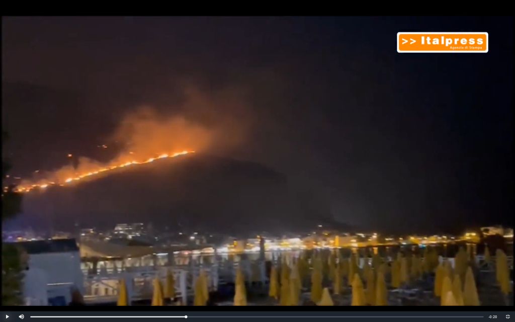 Notte di incendi a Palermo, case minacciate da roghi e chiuso aeroporto Notte di incendi a Palermo, case minacciate da roghi e chiuso aeroporto