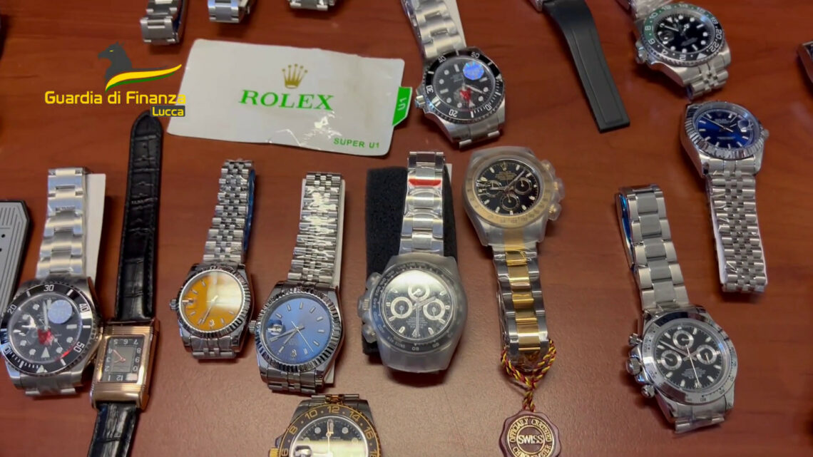 Sequestrati cento orologi falsi a Forte dei Marmi, un denunciato Sequestrati cento orologi falsi a Forte dei Marmi, un denunciato