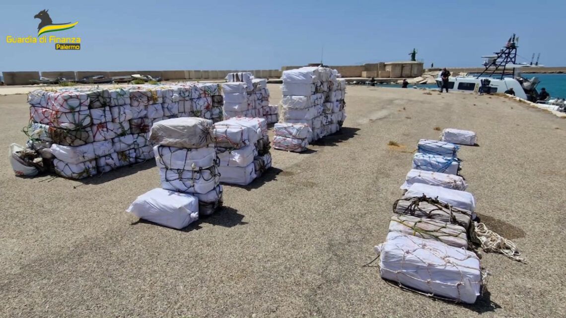 Maxi sequestro di cocaina nel mare di Sicilia, 5 arresti Maxi sequestro di cocaina nel mare di Sicilia, 5 arresti