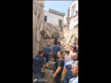 Crolla una palazzina a Torre del Greco, si scava con le mani