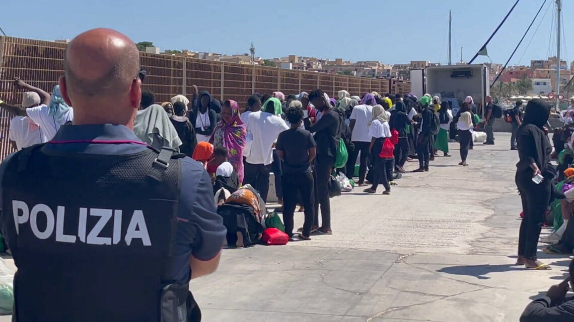 Sbarchi senza sosta a Lampedusa Sbarchi senza sosta a Lampedusa
