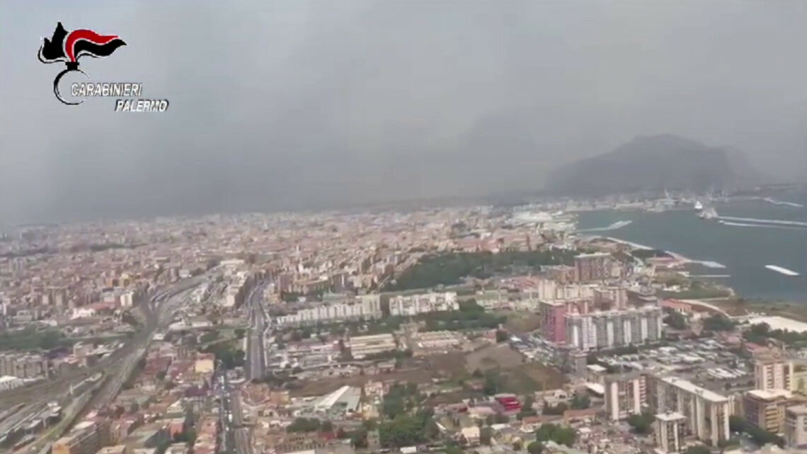 Incendi a Palermo, l’elicottero dei carabinieri sorvola aree colpite Incendi a Palermo, l’elicottero dei carabinieri sorvola aree colpite