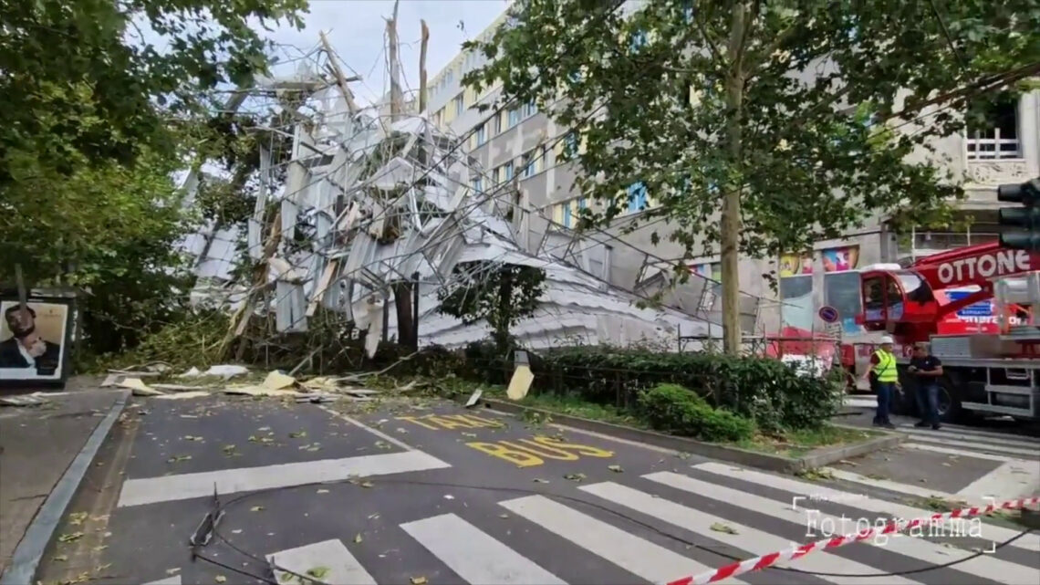 Maltempo Milano, immagini impressionanti del crollo di un’impalcatura Maltempo Milano, immagini impressionanti del crollo di un’impalcatura