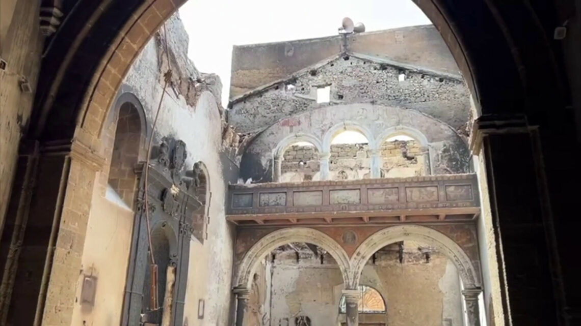Mattarella a Palermo visita chiesa danneggiata dalle fiamme Mattarella a Palermo visita chiesa danneggiata dalle fiamme