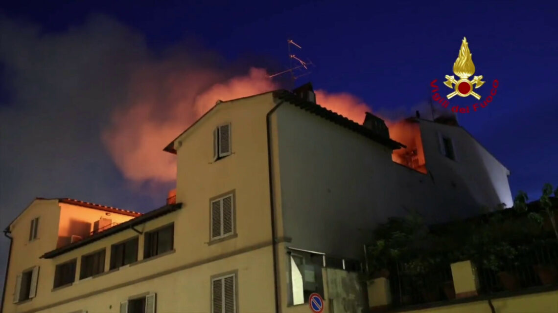 Incendio in una palazzina a Firenze, le immagini Incendio in una palazzina a Firenze, le immagini
