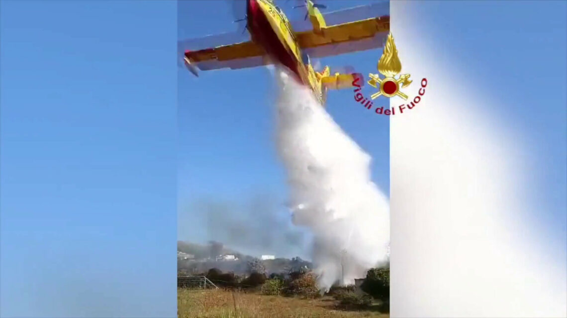 Incendio sull’isola di Vulcano, minacciate alcune abitazioni Incendio sull’isola di Vulcano, minacciate alcune abitazioni