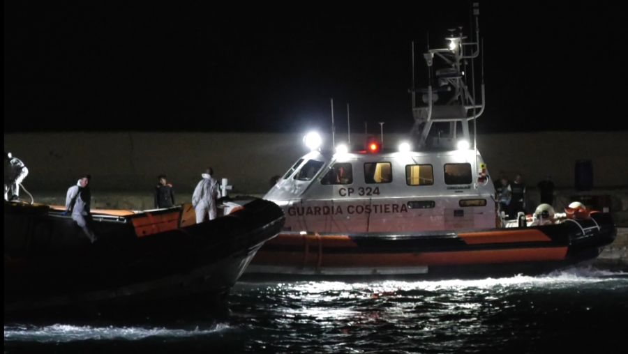 Due migranti morti e 32 dispersi al largo di Lampedusa Due migranti morti e 32 dispersi al largo di Lampedusa
