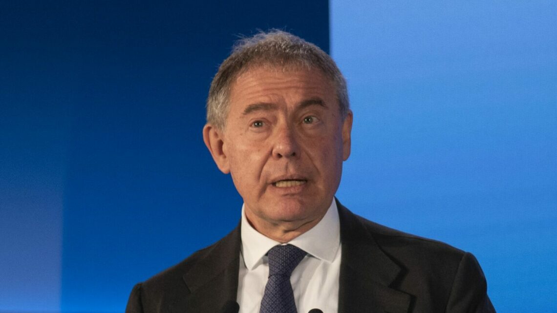 Urso “A Lampedusa la situazione è insostenibile, l’Europa ci aiuti” Urso “A Lampedusa la situazione è insostenibile, l’Europa ci aiuti”