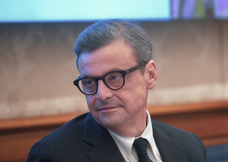 Calenda “Mettere le risorse sulla sanità” Calenda “Mettere le risorse sulla sanità”