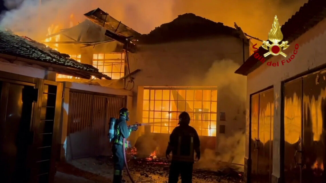 Azienda in fiamme nel lodigiano, le immagini Azienda in fiamme nel lodigiano, le immagini
