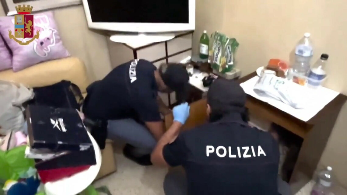 Furti e ricettazione di beni di lusso, sgominata banda a Salerno Furti e ricettazione di beni di lusso, sgominata banda a Salerno