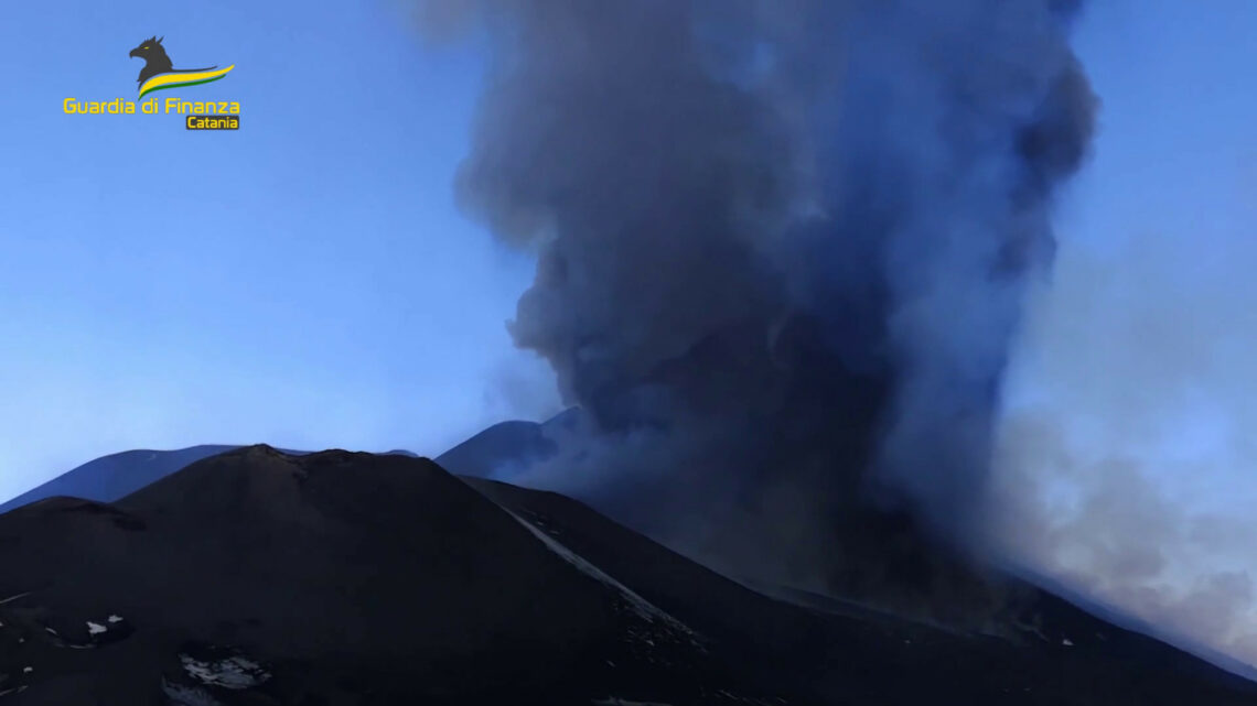 Soccorso alpino della Guardia di Finanza attiva vigilanza sull’Etna Soccorso alpino della Guardia di Finanza attiva vigilanza sull’Etna