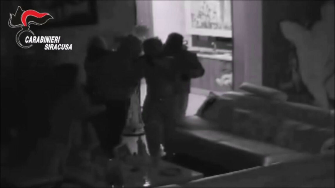 Rapina in villa a Siracusa, proprietari sequestrati e immobilizzati Rapina in villa a Siracusa, proprietari sequestrati e immobilizzati