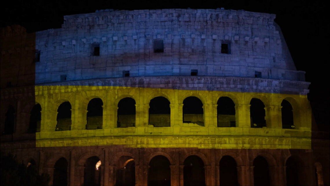 Il Colosseo si illumina con i colori della bandiera dell’Ucraina Il Colosseo si illumina con i colori della bandiera dell’Ucraina