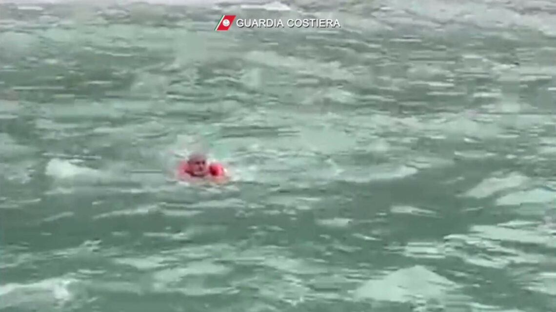 Turista soccorso in mare nel salernitano, le immagini Turista soccorso in mare nel salernitano, le immagini