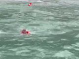 Turista soccorso in mare nel salernitano, le immagini