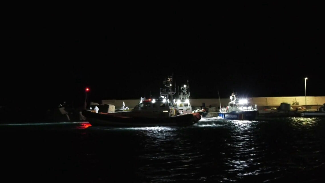 Immigrazione, 2 morti e 32 dispersi al largo di Lampedusa Immigrazione, 2 morti e 32 dispersi al largo di Lampedusa