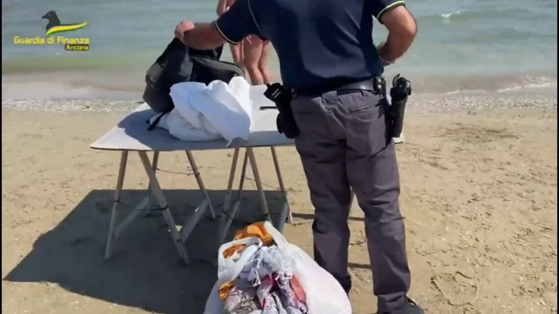 Ad Ancona blitz della Gdf in spiaggia, sequestrati 21 mila articoli Ad Ancona blitz della Gdf in spiaggia, sequestrati 21 mila articoli