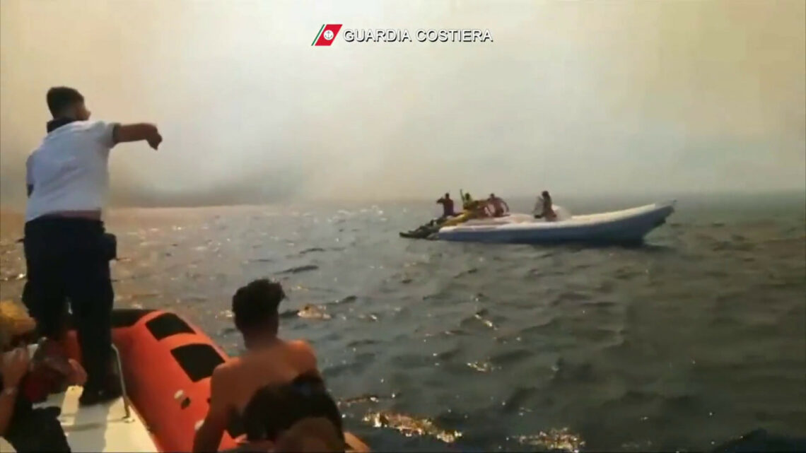 Incendio a Scopello, le immagini del rocambolesco salvataggio via mare Incendio a Scopello, le immagini del rocambolesco salvataggio via mare