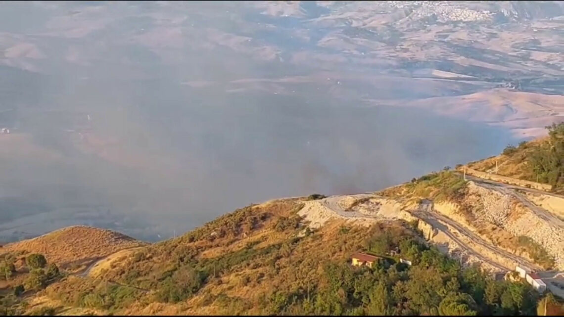 Roghi alle pendici di Enna, canadair in azione per domare le fiamme Roghi alle pendici di Enna, canadair in azione per domare le fiamme