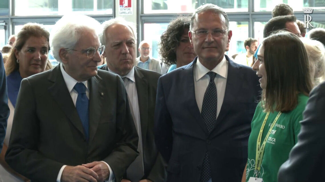 Mattarella tra gli applausi al Meeting di Rimini Mattarella tra gli applausi al Meeting di Rimini