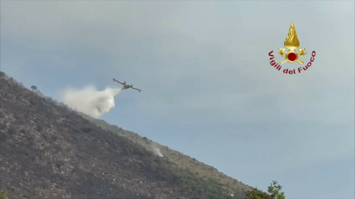 Incendio in provincia di Isernia, minacciate abitazioni Incendio in provincia di Isernia, minacciate abitazioni