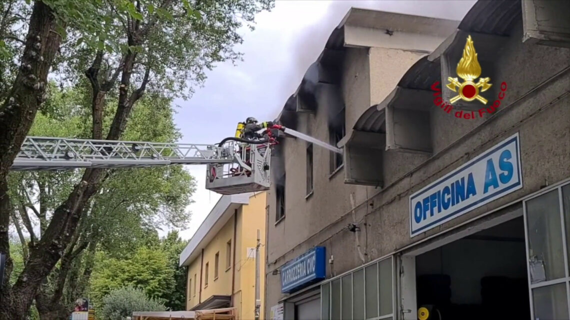 Incendio uffici nella zona industriale a Trieste, in corso spegnimento Incendio uffici nella zona industriale a Trieste, in corso spegnimento