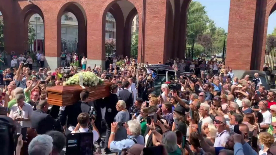 Funerali di Toto Cutugno a Milano, fan cantano “L’italiano” Funerali di Toto Cutugno a Milano, fan cantano “L’italiano”