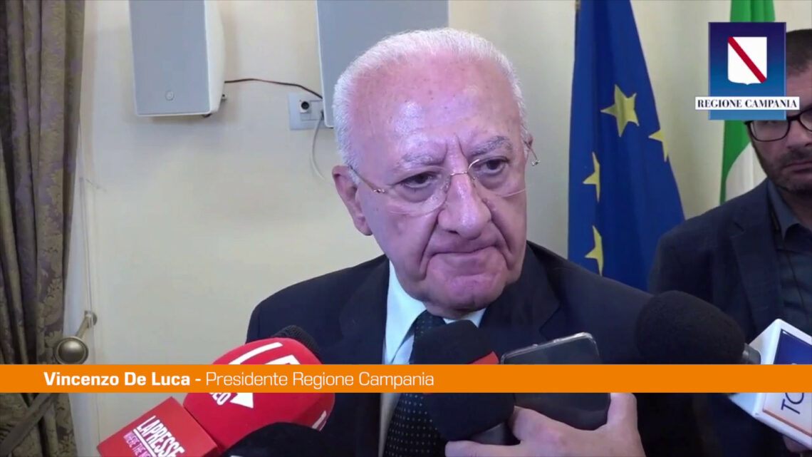 De Luca “A Caivano lo Stato non esiste, serve zona assedio militare” De Luca “A Caivano lo Stato non esiste, serve zona assedio militare”