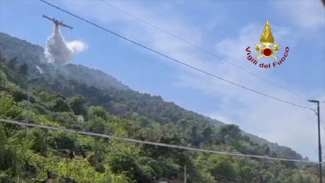Proseguono operazioni di spegnimento incendi vegetazione nel sanremese Proseguono operazioni di spegnimento incendi vegetazione nel sanremese