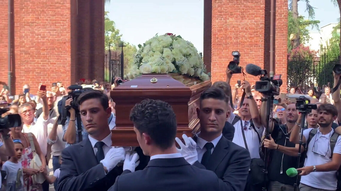 Addio a Toto Cutugno, a Milano folla di amici e fan commossi Addio a Toto Cutugno, a Milano folla di amici e fan commossi