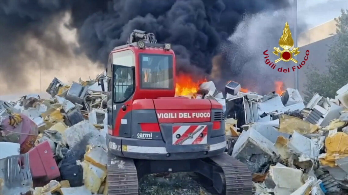 Vasto incendio in un deposito di rifiuti a Forlì Vasto incendio in un deposito di rifiuti a Forlì