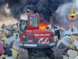 Vasto incendio in un deposito di rifiuti a Forlì