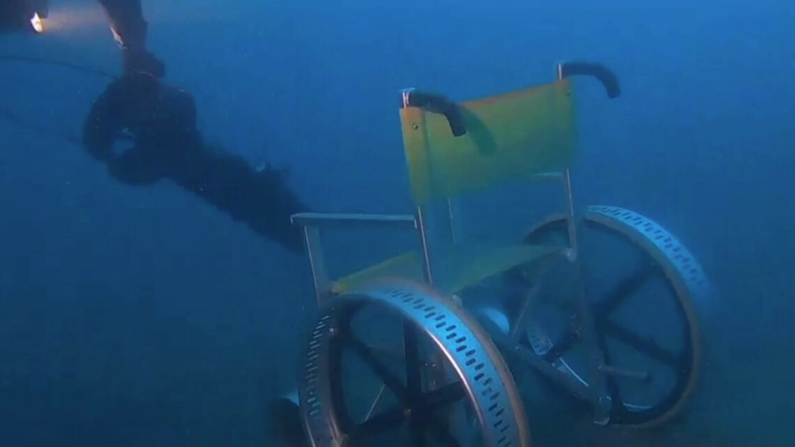 Sedia a rotelle finisce in mare, recuperata a 65 metri di profondità Sedia a rotelle finisce in mare, recuperata a 65 metri di profondità