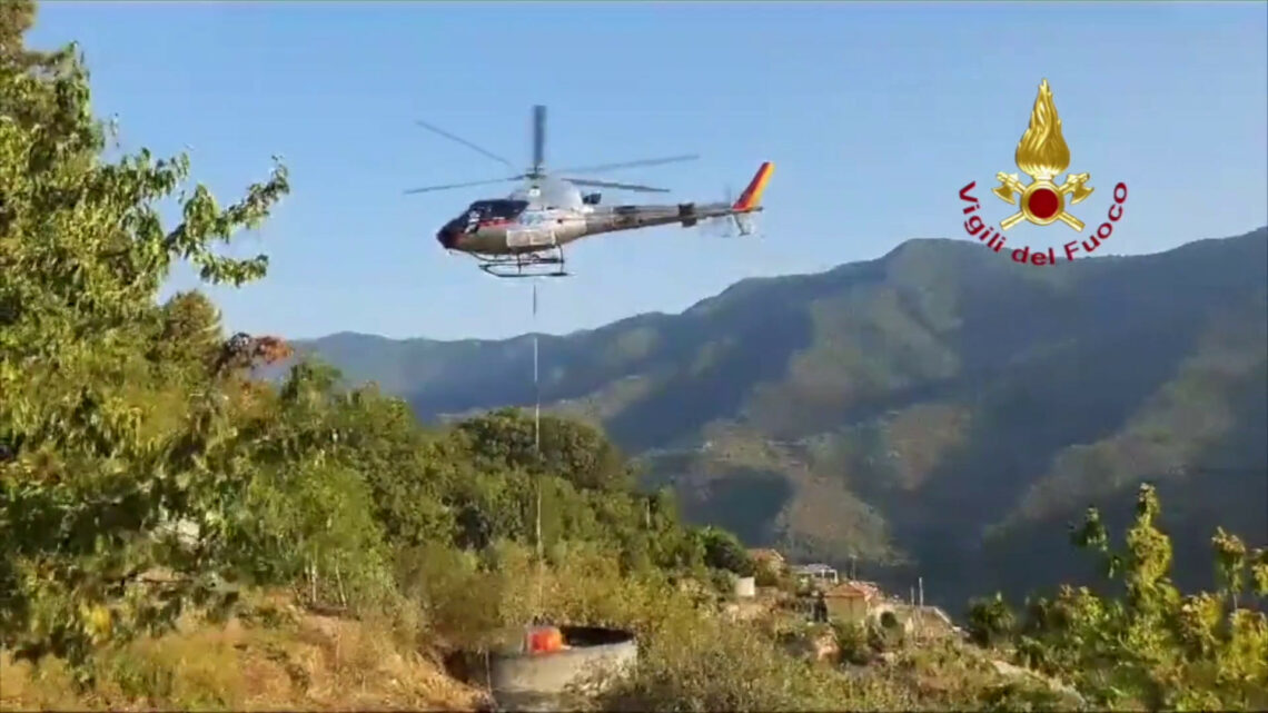 Liguria, proseguono le operazioni di spegnimento di due incendi Liguria, proseguono le operazioni di spegnimento di due incendi