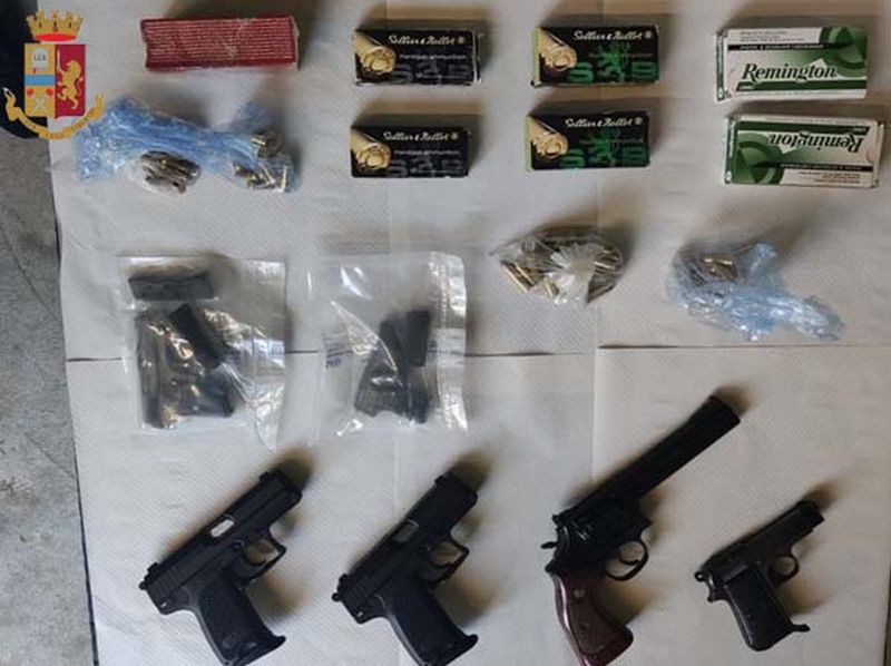 Polizia sequestra un arsenale in un centro sportivo nel lodigiano Polizia sequestra un arsenale in un centro sportivo nel lodigiano