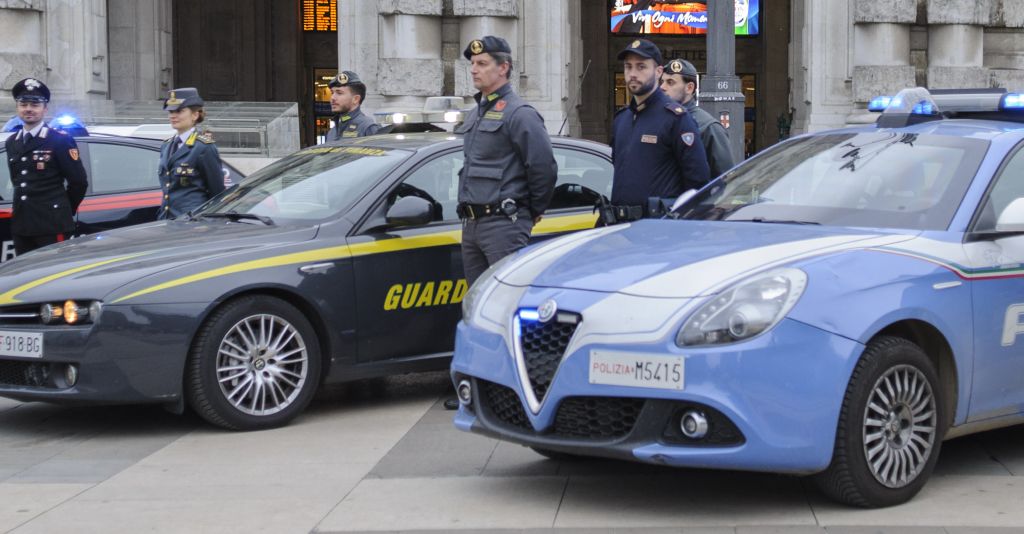 Blitz interforze nei quartieri “a rischio” di Roma e Napoli Blitz interforze nei quartieri “a rischio” di Roma e Napoli