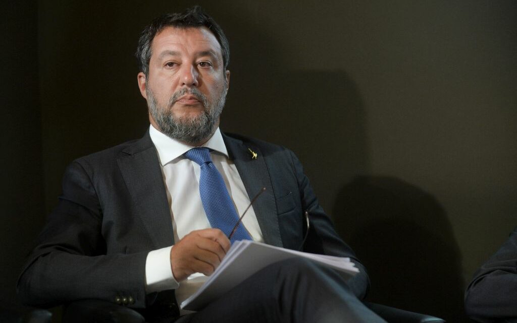 Salvini “Più sanzioni per chi usa il cellulare alla guida” Salvini “Più sanzioni per chi usa il cellulare alla guida”