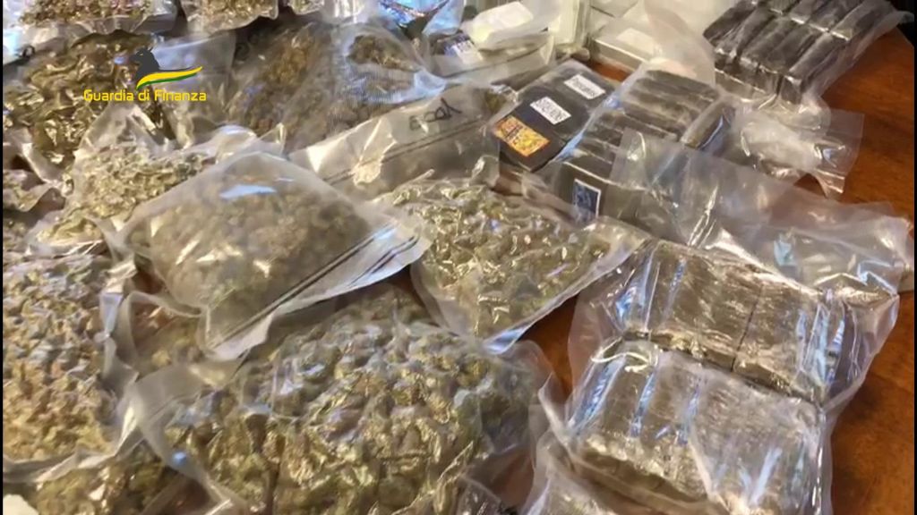 Sequestrati 120 chili di droga tra Caltanissetta e Roma, 12 arresti Sequestrati 120 chili di droga tra Caltanissetta e Roma, 12 arresti
