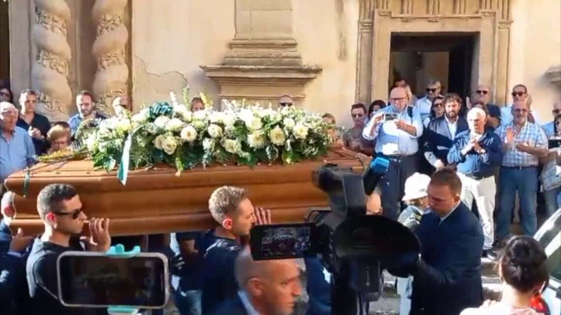 L’ultimo saluto a Marisa Leo, folla commossa ai funerali a Salemi L’ultimo saluto a Marisa Leo, folla commossa ai funerali a Salemi