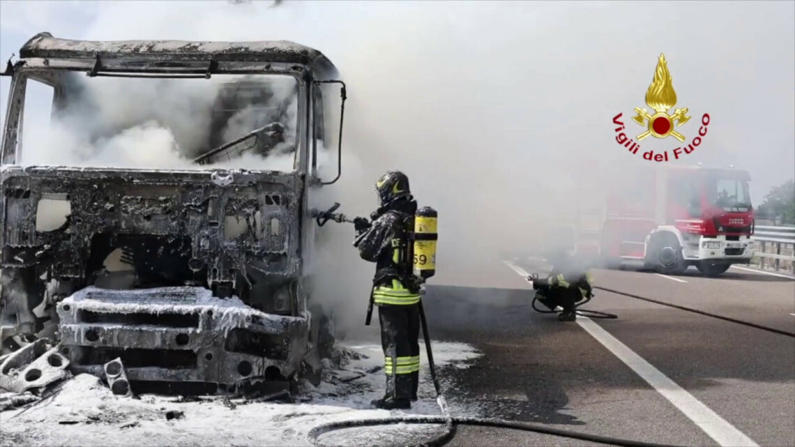 A fuoco motrice camion lungo la superstrada Pedemontana Veneta A fuoco motrice camion lungo la superstrada Pedemontana Veneta