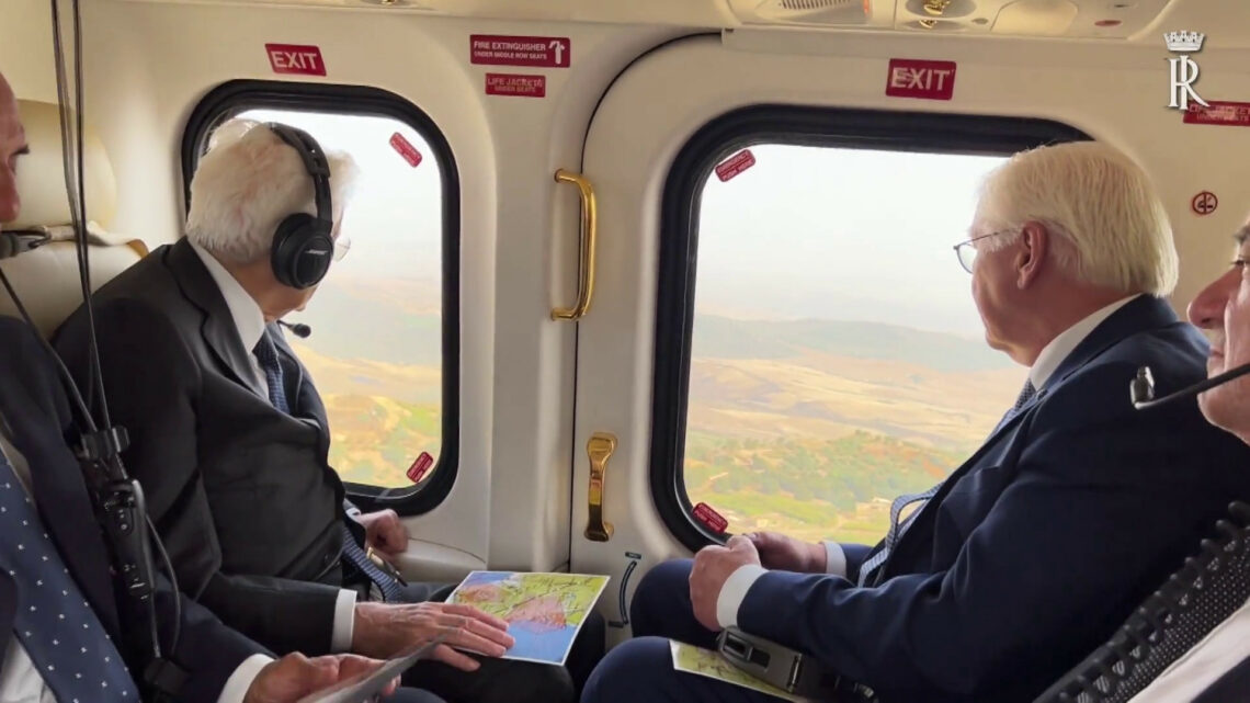 Mattarella e Steinmeier sorvolano le zone colpite dai roghi in Sicilia Mattarella e Steinmeier sorvolano le zone colpite dai roghi in Sicilia
