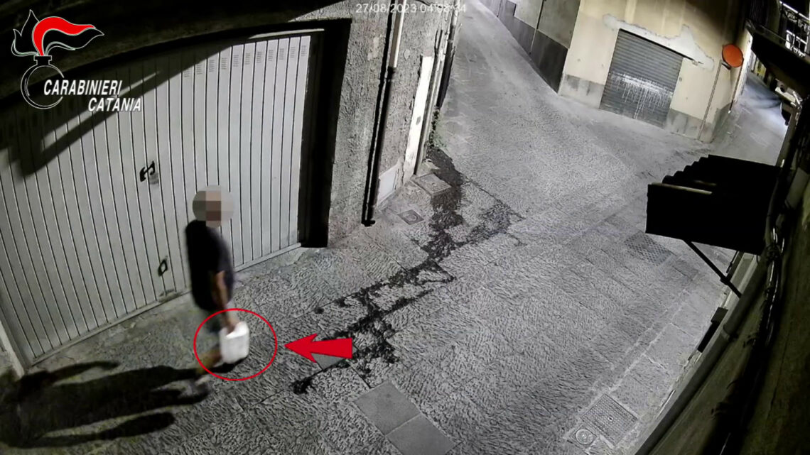 Incendia auto del rivale in amore, scoperto e denunciato nel Catanese Incendia auto del rivale in amore, scoperto e denunciato nel Catanese