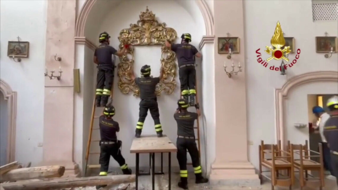 Crolla tetto chiesa nell’ascolano, recuperati oggetti sacri Crolla tetto chiesa nell’ascolano, recuperati oggetti sacri