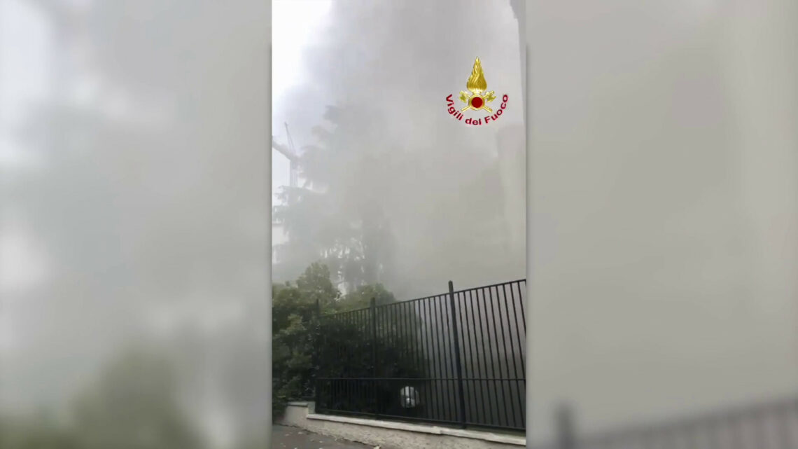Fumo da una discoteca a Milano, intervengono i Vigili del Fuoco Fumo da una discoteca a Milano, intervengono i Vigili del Fuoco