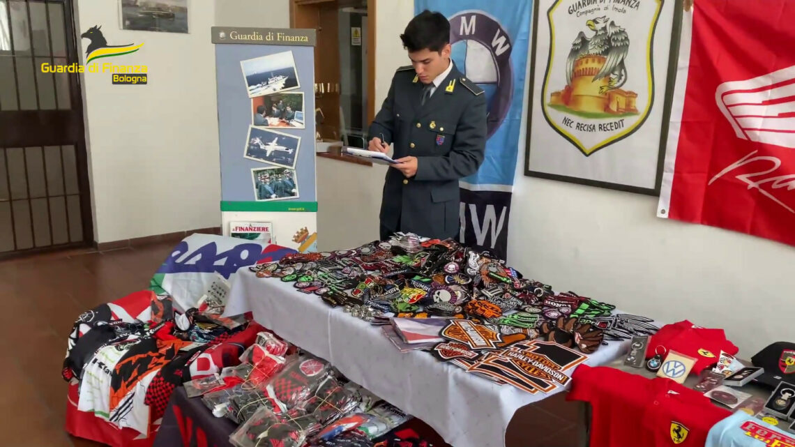 Sequestrati a Imola 1.500 prodotti contraffatti di marchi auto e moto Sequestrati a Imola 1.500 prodotti contraffatti di marchi auto e moto