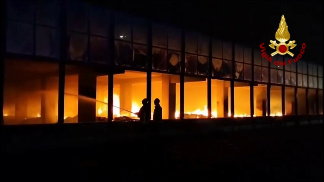 Incendio a Catania in un edificio abbandonato e rifugio di senzatetto Incendio a Catania in un edificio abbandonato e rifugio di senzatetto